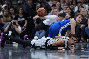 队记：文班是在不敌勇士的比赛中受伤的 2-3周后重新评估