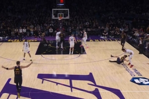 外线开炮！里夫斯三分命中还造犯规 打成3+1帮助湖人抹平分差