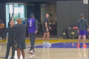 雷迪克：球队14人全员参加训练 詹姆斯文森特明日是否出战待定