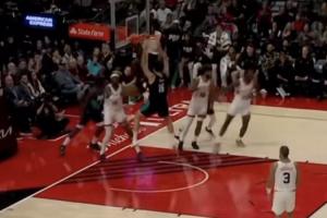 杨瀚森篮下吃饼暴扣！4分已经创造生涯新高啦！