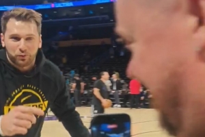 这段掐了别播东契奇后场三分试了几次没沾筐 溜了溜了~