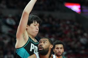 杨瀚森：我们就是在场上执行教练的安排 然后打好自己的篮球