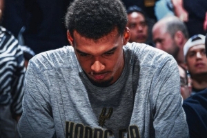 左小腿拉伤缺席数周！文班亚马拿下MVP概率从29%暴降至5%