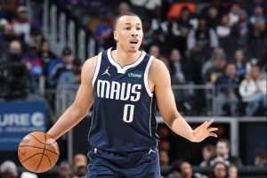 独行侠官方：埃克萨姆休赛期术后出现并发症 需要进一步手术治疗