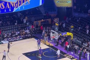 有点尴尬！詹姆斯赛前练习底角三分，怒砸篮板侧边沿！